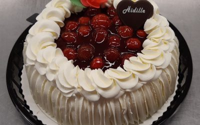 Yllätä äiti kakulla! Mansikka- tai kinuskikermakakku 17,90€