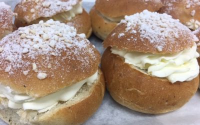 Laskiaispullat mansikkahillolla tai mantelimassalla